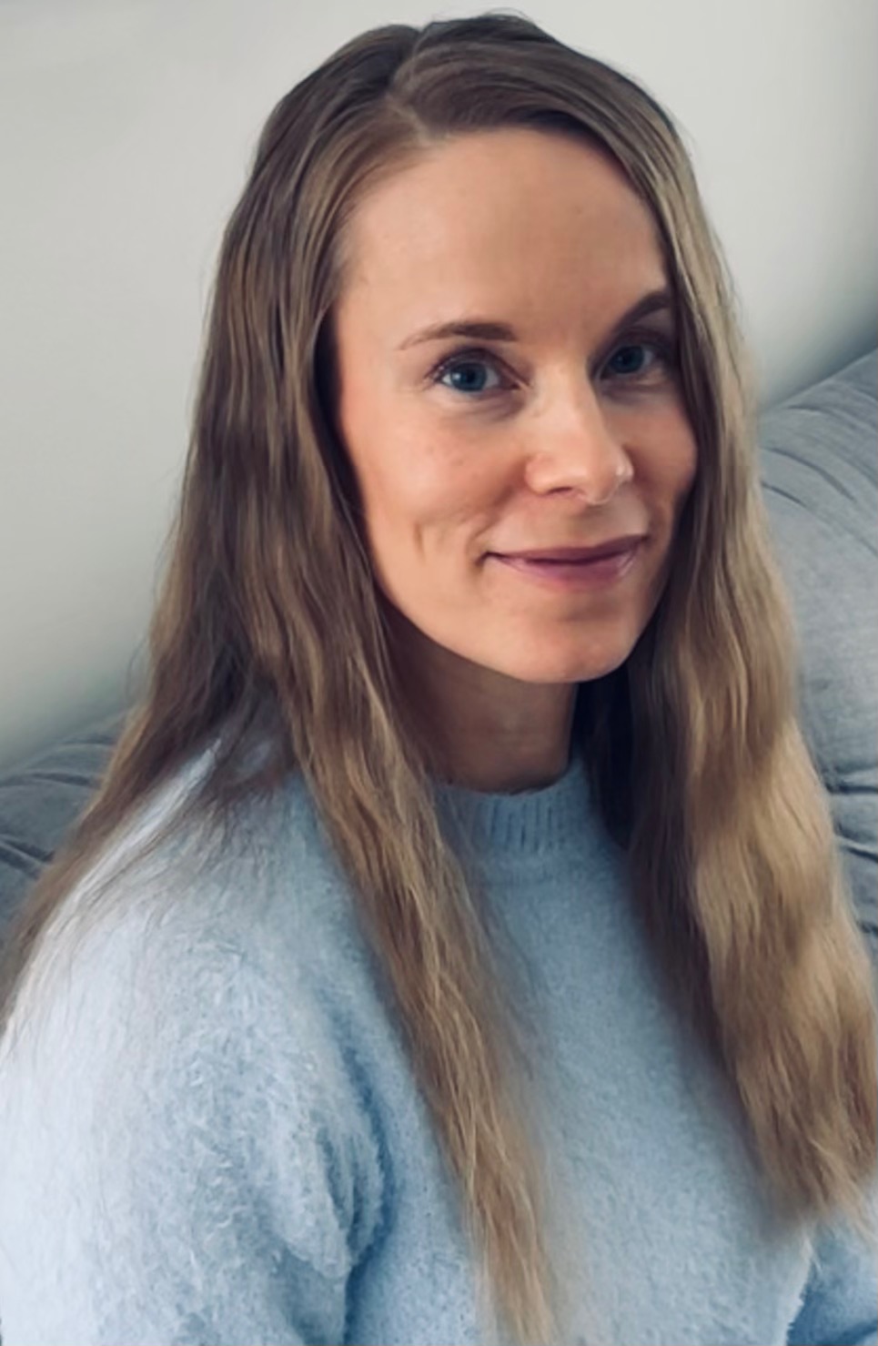 Olen Anni Kälkäjä, ratkaisukeskeinen lyhytterapeutti ja filosofian maisteri. Tapani työskennellä on empaattinen, kannustava ja läsnä oleva. Uskon, että kaikesta voi selvitä, eikä toivotonta tilannetta ole.
